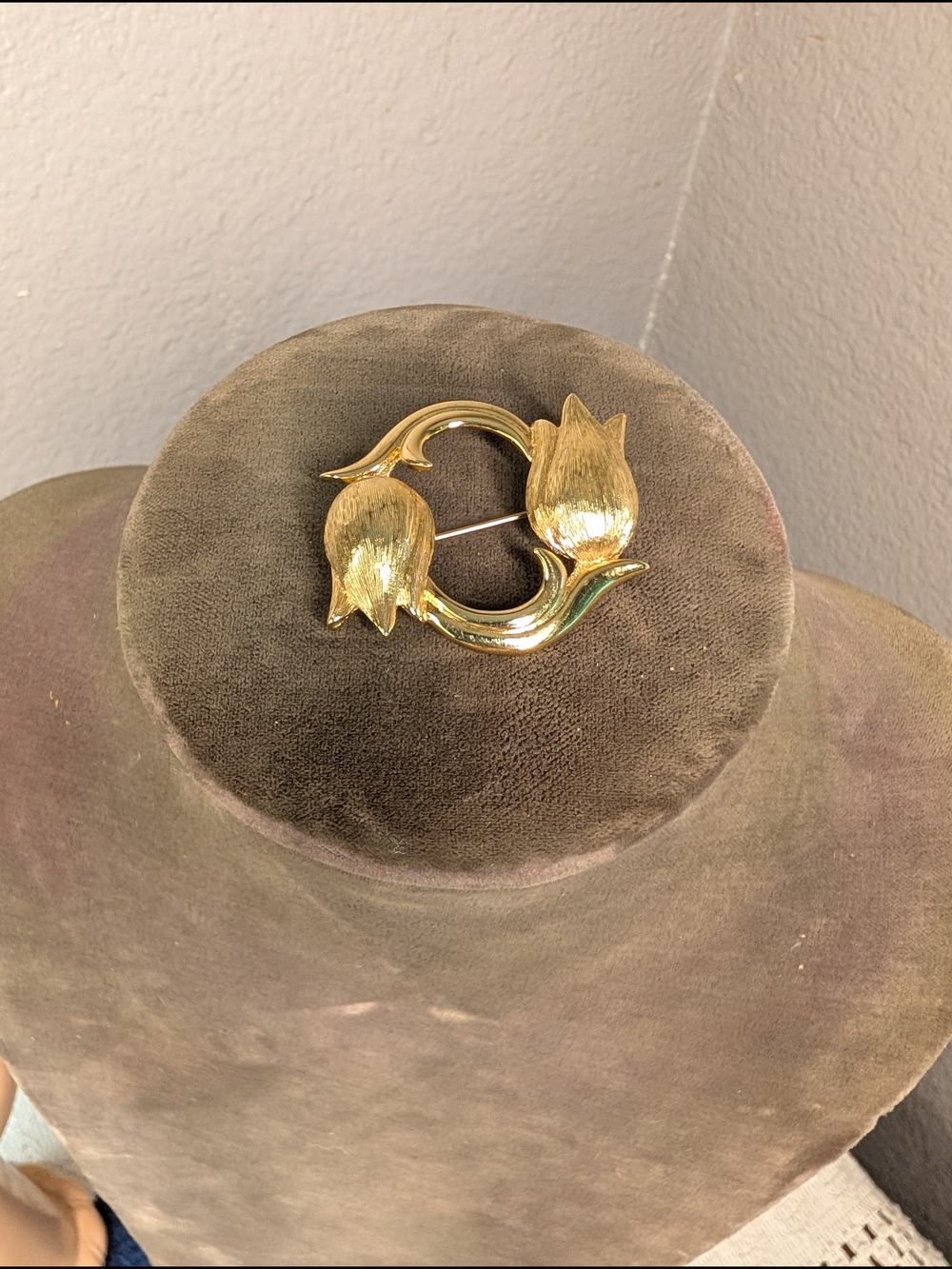 Vintage Monet Stamped Gold Tulip Circle Floral Pin Brooch